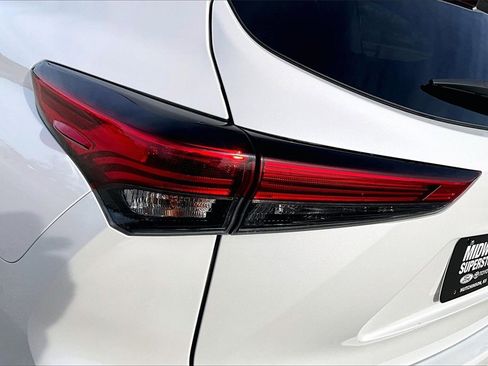 Used 2021 Toyota Highlander XLE image 25