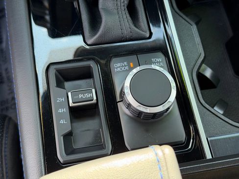 Used 2025 Toyota Sequoia Platinum image 28