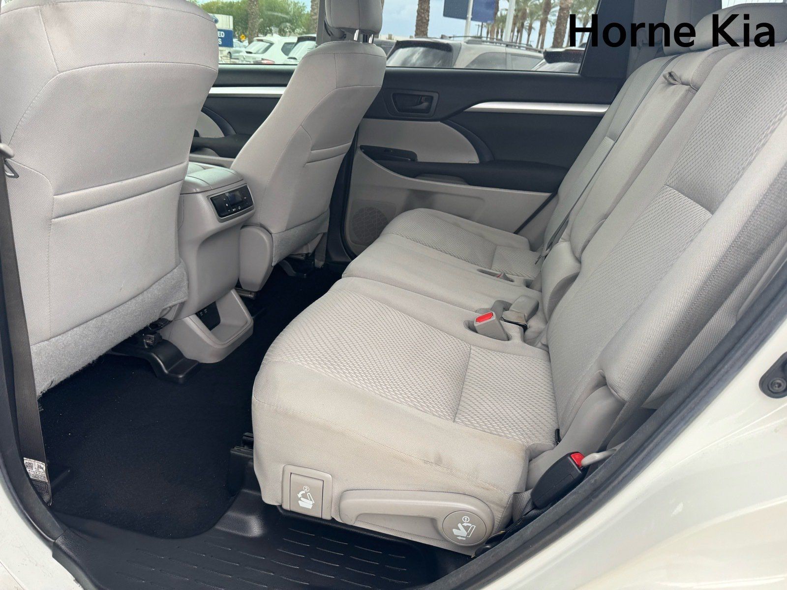 Used 2018 Toyota Highlander LE FWD image 13