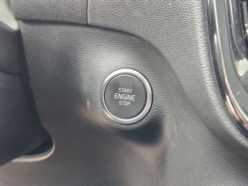 Used 2025 Volvo XC40 B5 Plus image 32