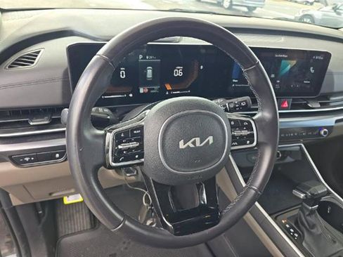 Used 2025 Kia Carnival FWD image 5
