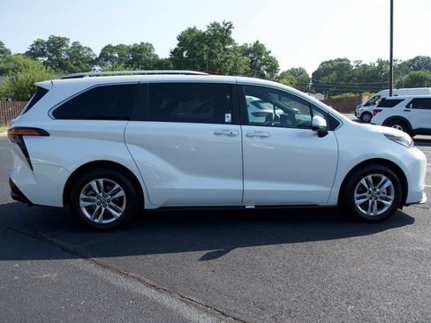 Used 2026 Toyota Sienna Limited AWD/4WD image 11