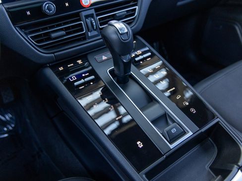 Certified 2025 Porsche Macan image 39