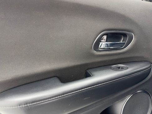 Used 2018 Honda HR-V EX image 36