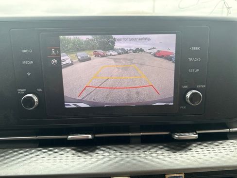 Used 2024 Kia Carnival LX FWD image 19