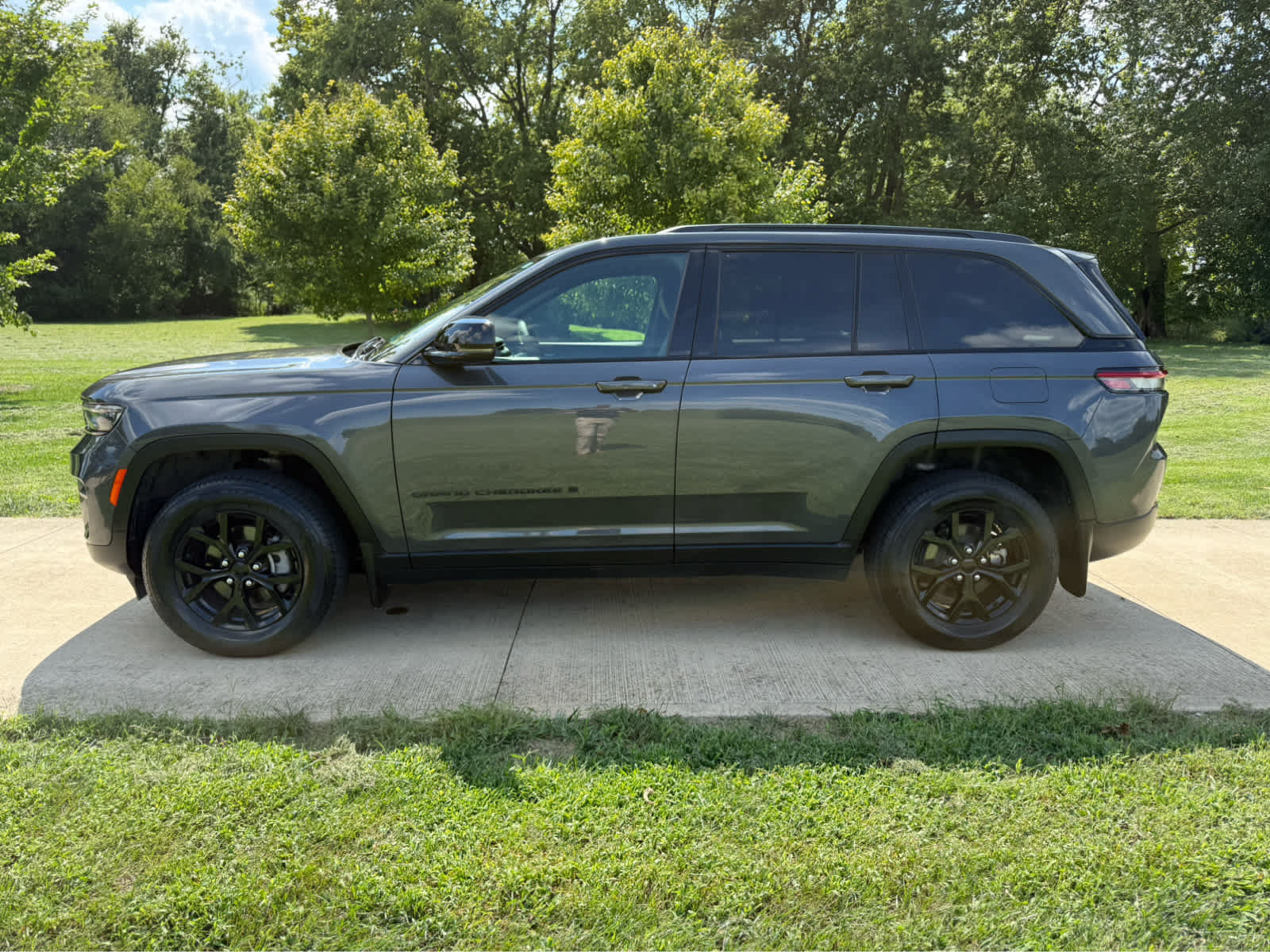 Used 2025 Jeep Grand Cherokee Altitude AWD/4WD image 3