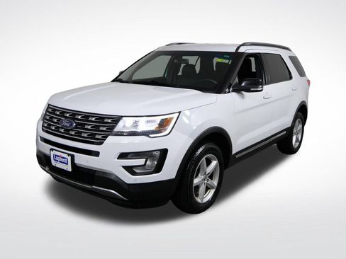 Used 2017 Ford Explorer XLT w/ Equipment Group 202A AWD/4WD image 9