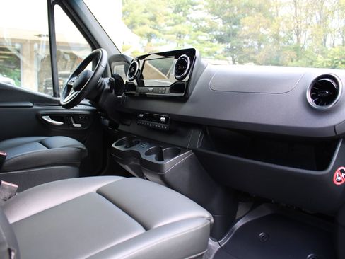 Used 2024 Mercedes-Benz Sprinter 2500 image 8