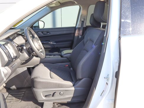 Used 2025 Nissan Pathfinder SV image 7