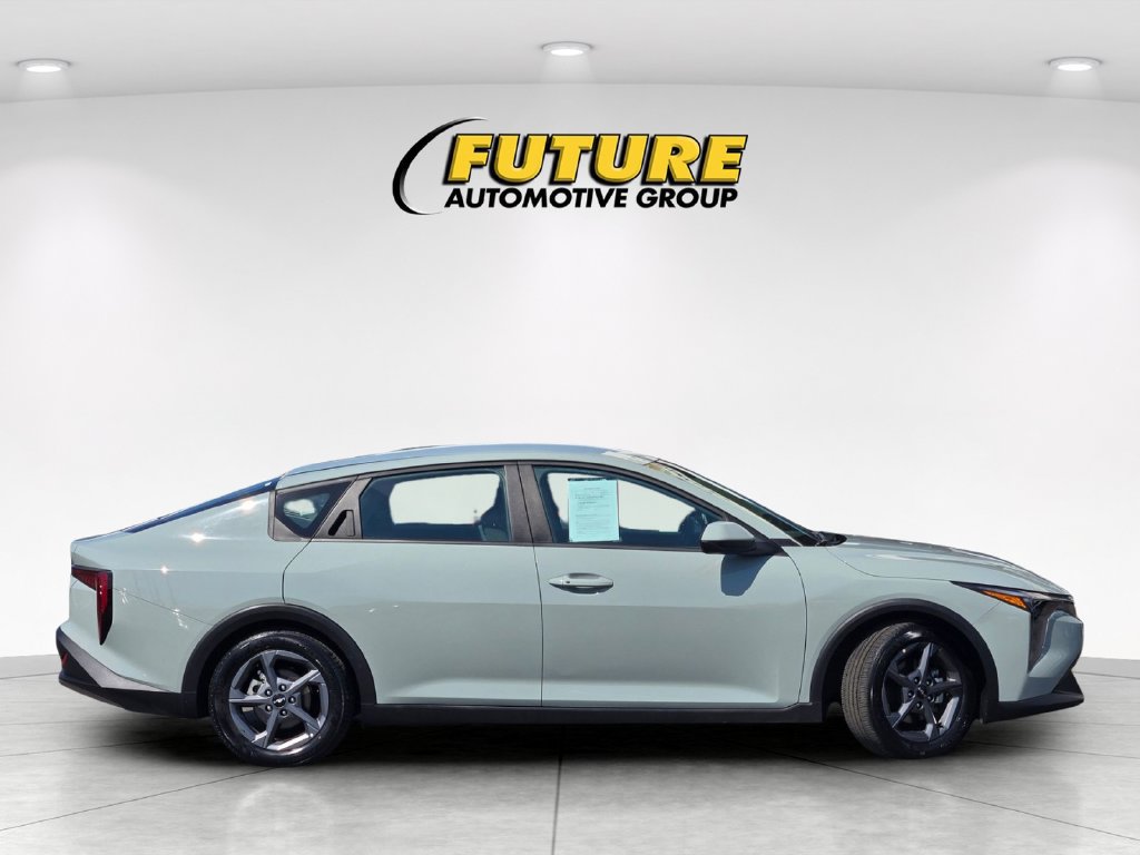 Used 2025 Kia K4 FWD image 3