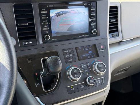 Used 2020 Toyota Sienna LE w/ LE Preferred Package FWD image 18
