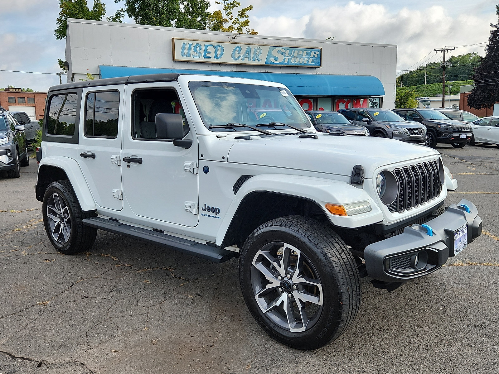 Used 2024 Jeep Wrangler Unlimited w/ Convenience Group AWD/4WD image 3