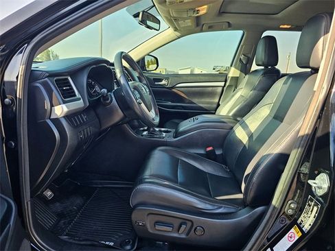 Used 2016 Toyota Highlander XLE image 11