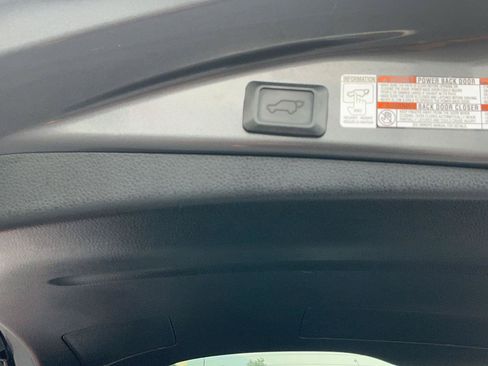 Used 2018 Toyota RAV4 XLE AWD/4WD image 33
