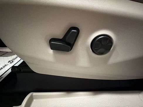 Used 2018 Chrysler Pacifica Touring-L image 12