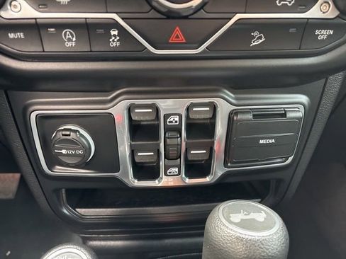 Used 2021 Jeep Wrangler Unlimited Sport image 32