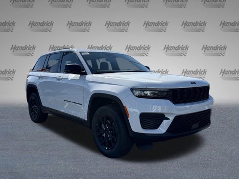New 2025 Jeep Grand Cherokee Laredo image 2