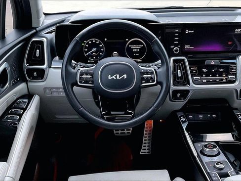 Certified 2022 Kia Sorento SX Prestige w/ Panoramic Sunroof Package image 5