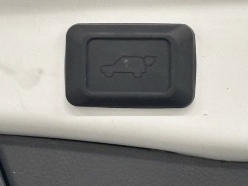 Used 2023 Toyota RAV4 XLE Premium image 9