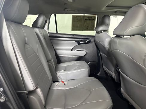 Used 2025 Toyota Highlander XLE AWD/4WD image 29