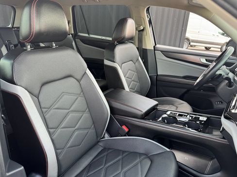 Used 2024 Volkswagen Atlas Peak Edition SE AWD/4WD image 31