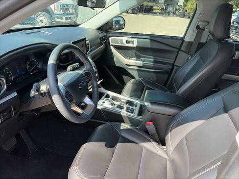 Used 2023 Ford Explorer XLT w/ Equipment Group 202A RWD image 9