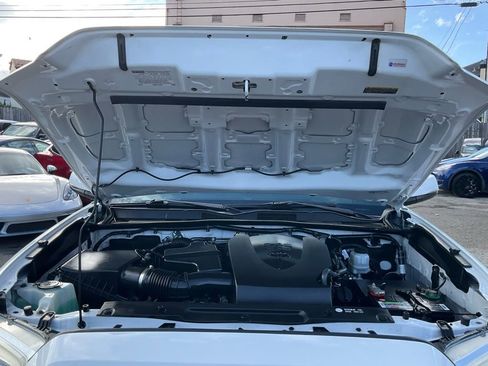 Used 2019 Toyota Tacoma TRD Off-Road w/ TRD Premium Off Road Package image 11