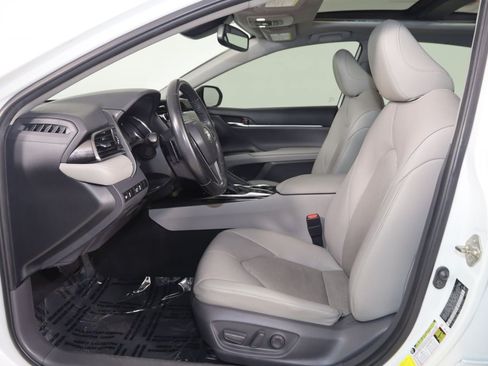 Used 2019 Toyota Camry XSE FWD image 11