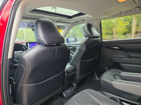 Certified 2024 Toyota Highlander XLE image 25