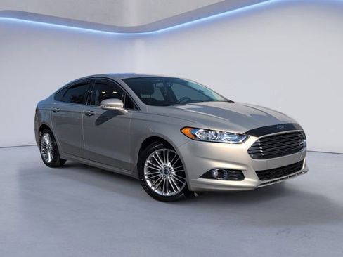 Used 2015 Ford Fusion SE w/ Equipment Group 202A FWD image 2