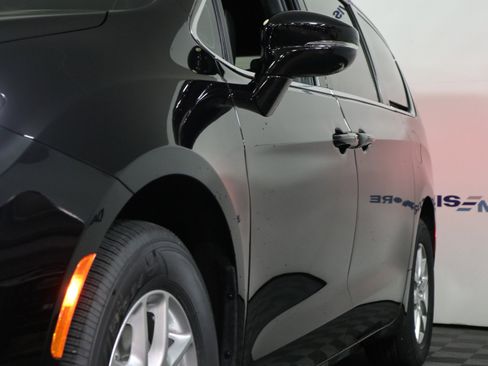 New 2026 Chrysler Pacifica Select image 11