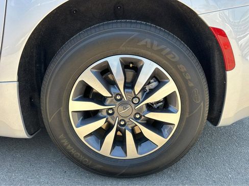 Used 2022 Chrysler Pacifica Limited image 14