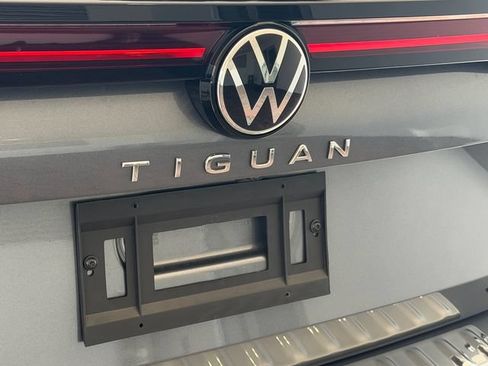 Used 2025 Volkswagen Tiguan SE w/ Panoramic Sunroof Package AWD/4WD image 9