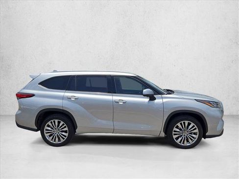 Used 2023 Toyota Highlander Platinum FWD image 4