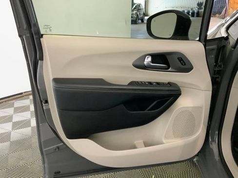 Used 2022 Chrysler Pacifica Touring-L FWD image 15