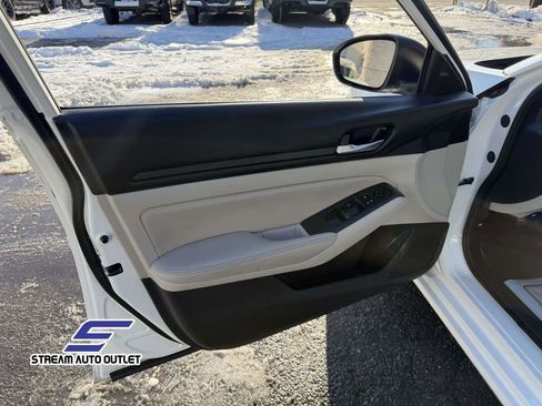 Used 2024 Nissan Altima 2.5 SV image 32