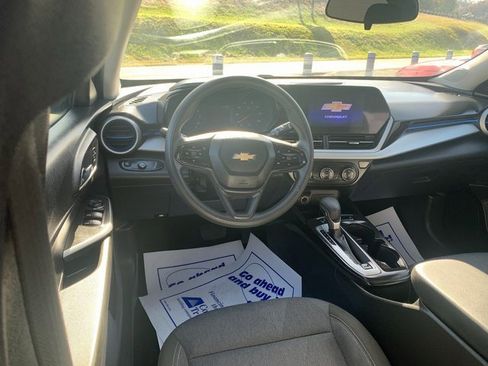 Used 2024 Chevrolet Trax LS w/ LS Convenience Package image 12