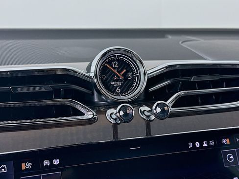 Used 2022 Bentley Bentayga AWD/4WD image 54