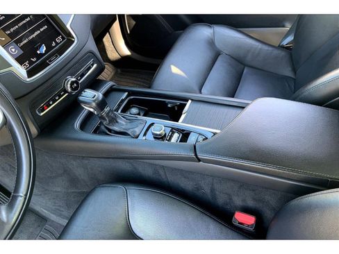 Used 2020 Volvo XC90 T5 Momentum FWD image 15