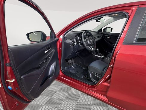 Used 2020 Toyota Yaris LE image 2