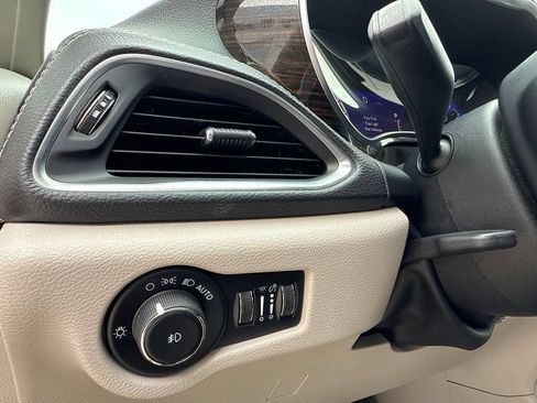 Used 2023 Chrysler Pacifica Limited AWD/4WD image 21