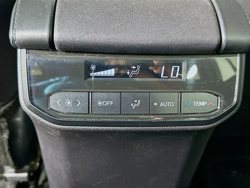 Used 2024 Toyota Highlander LE AWD/4WD image 25