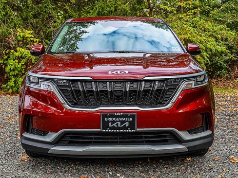 Certified 2023 Kia Carnival LX image 2