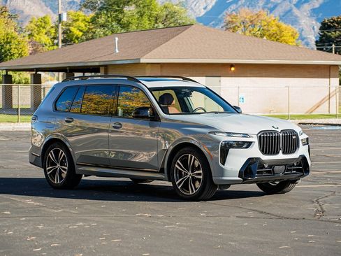 Used 2025 BMW X7 M60i image 3