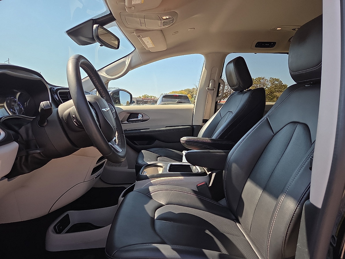Used 2024 Chrysler Pacifica Touring-L FWD image 23