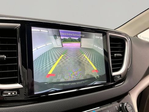 Used 2024 Chrysler Pacifica Touring-L FWD image 21