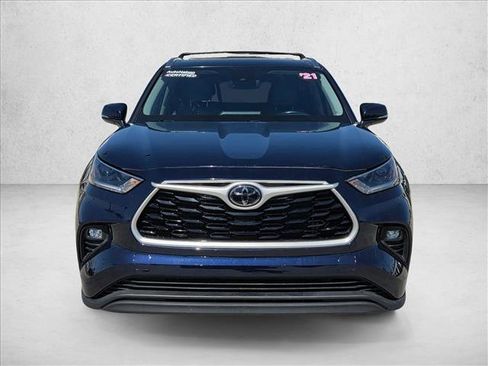 Used 2021 Toyota Highlander XLE FWD image 2