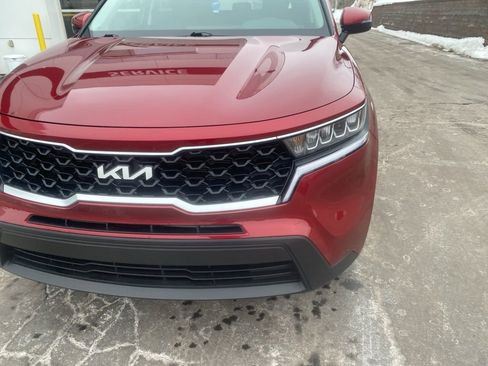 Used 2022 Kia Sorento LX image 3