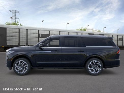 New 2025 Lincoln Navigator L Reserve image 3