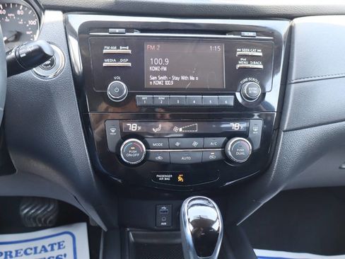Used 2017 Nissan Rogue SV AWD/4WD image 18